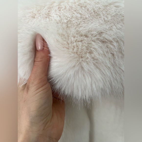 High quality faux fur female coat. Looks gorgeous, good fit, warm - Picture 9 of 9